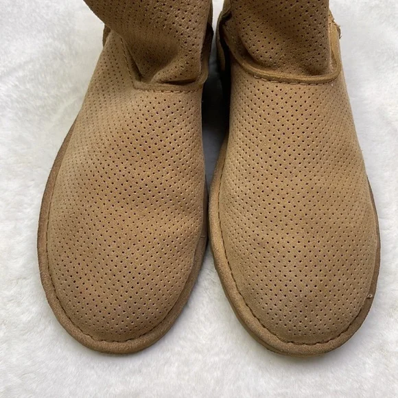 UGG Australia Woman’s US 9 Unlined Classic Mini Perf Suede Boots - Picture 8 of 11